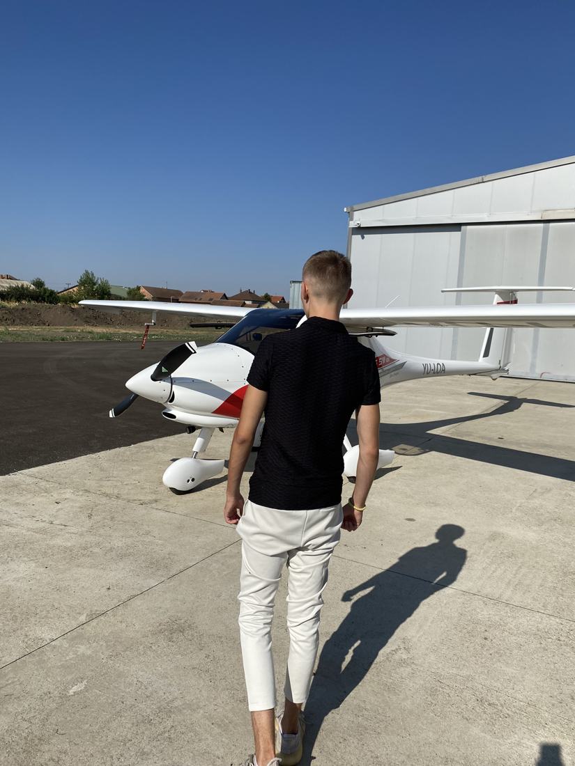 Petar ispred aviona